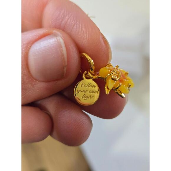 Pandora Disney Parks Gold and Yellow Charm
Not authentic - Picture 2 of 5